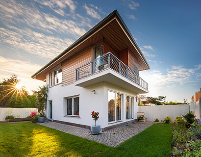 Modernes Einfamilienhaus mit stilvoller Fassadengestaltung, klaren Linien und einer harmonischen Kombination aus Holz- und Putzfassade.